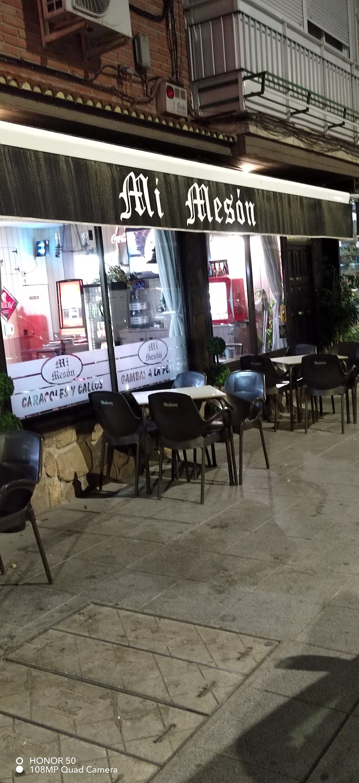 Terraza y fachada del restaurante Mi Mesón con mesas al aire libre