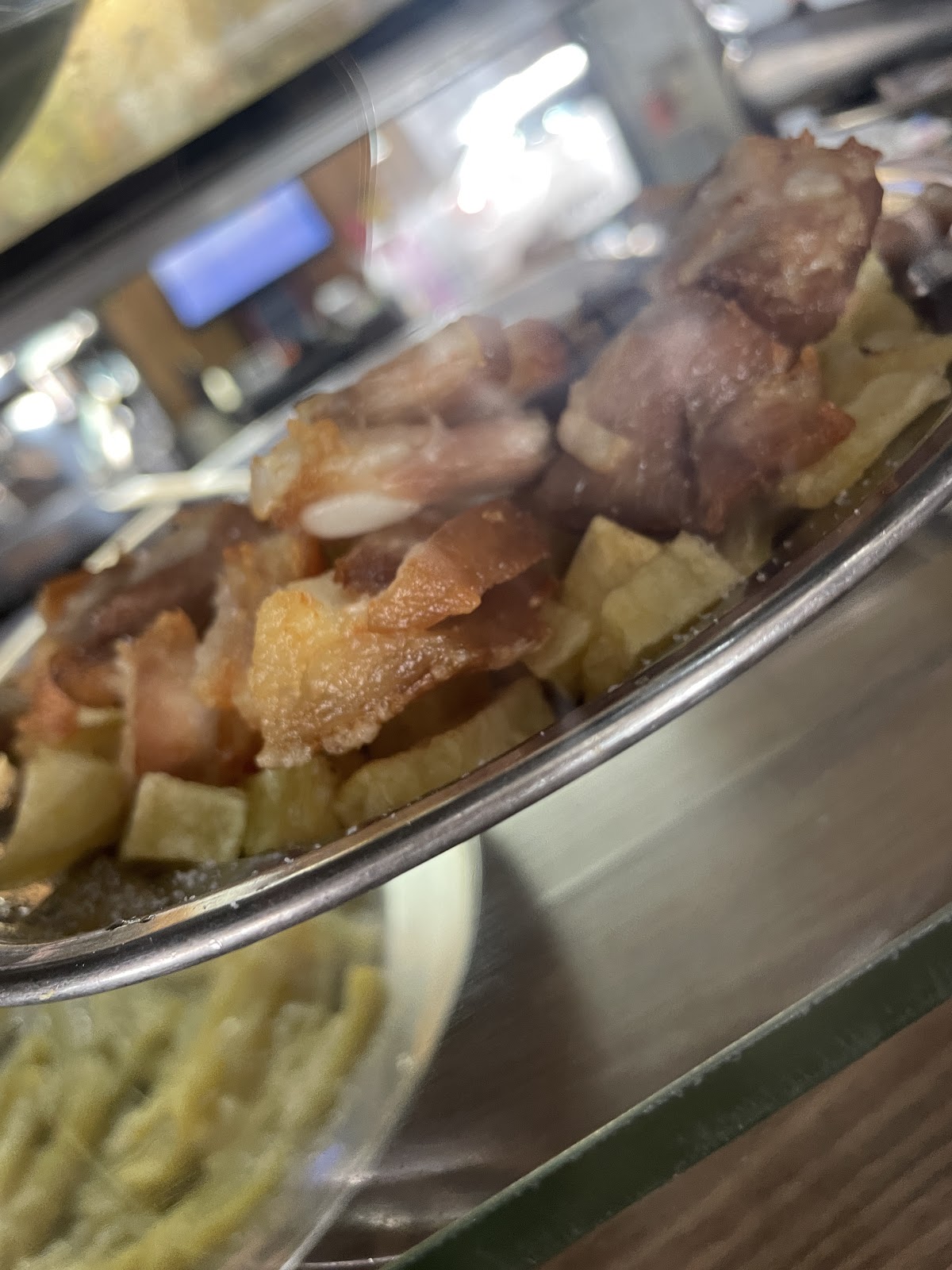 Plato de carne frita con patatas, un clásico de la cocina castellana