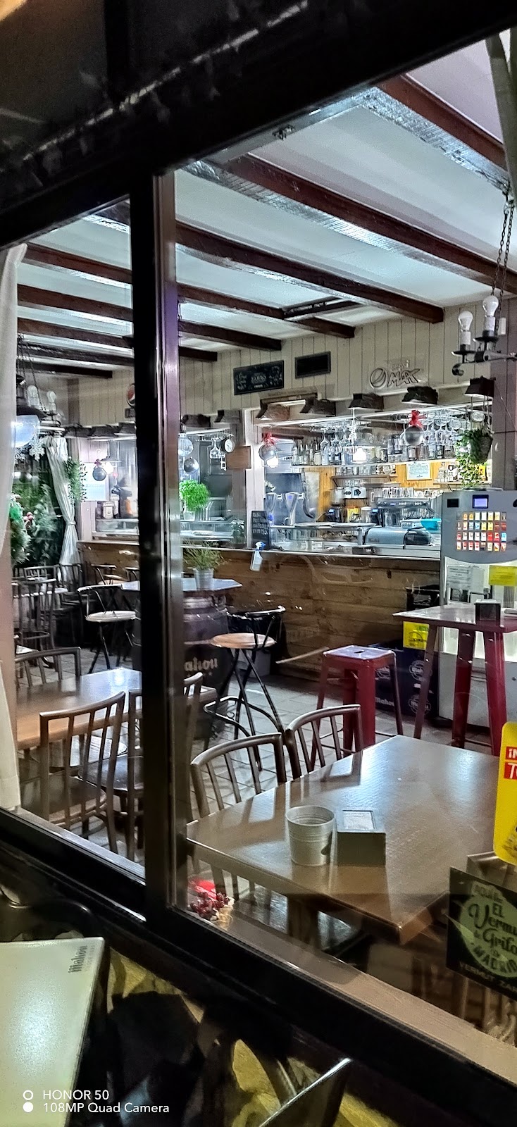 Ambiente interior del restaurante Mi Mesón con mesas y barra